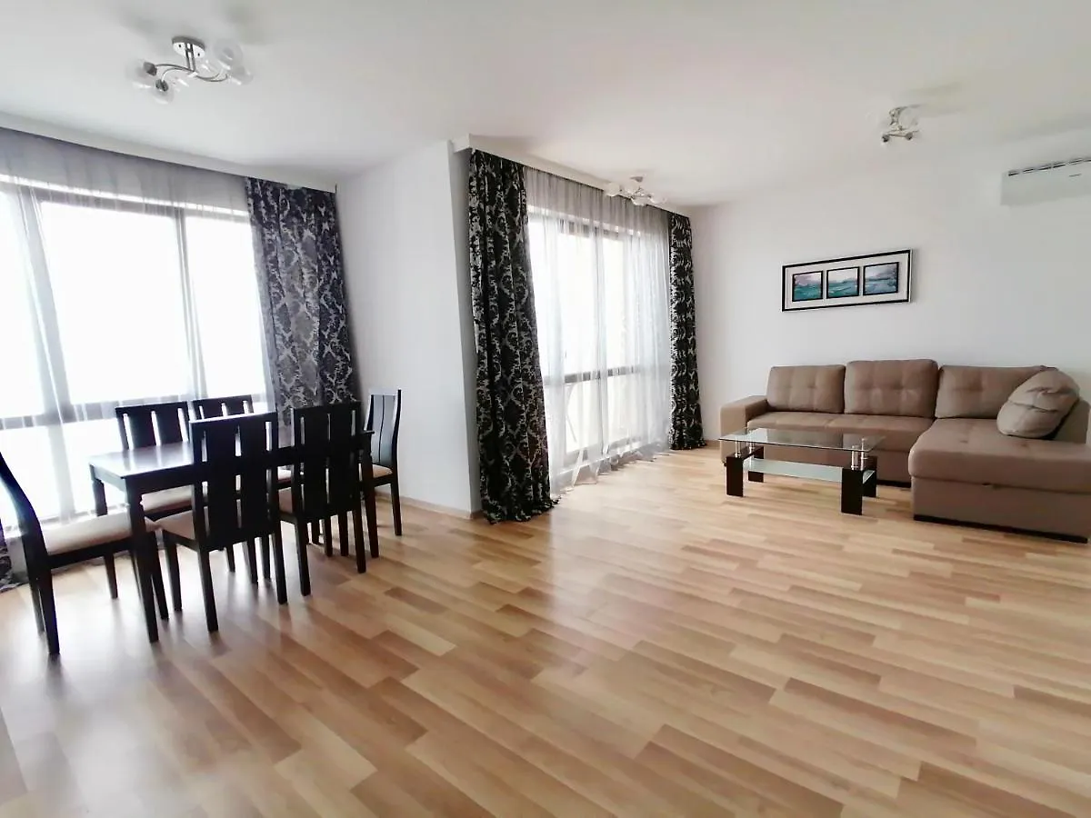 Cabacum Plaza Beach Apartments - High-Speed Wifi Golden Sands