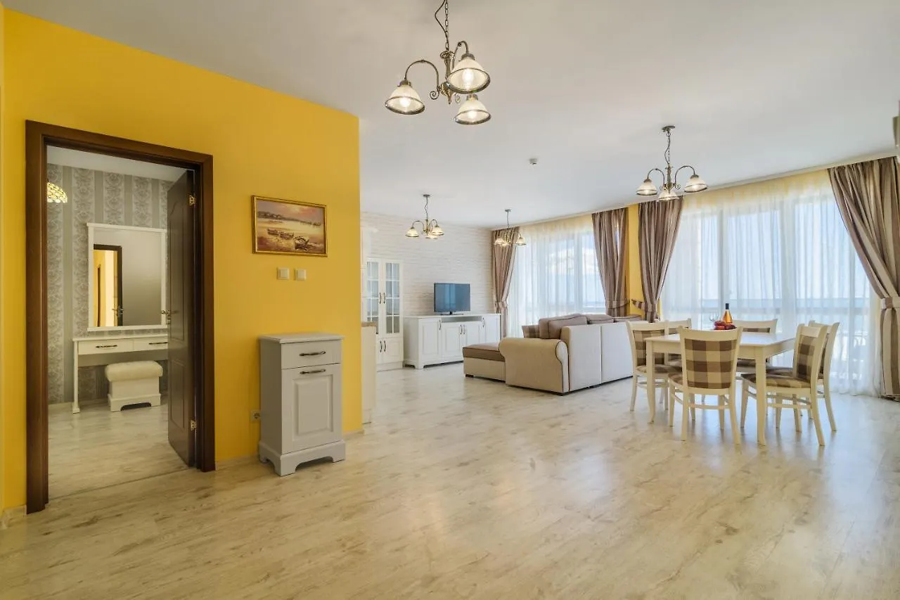 Cabacum Plaza Beach Apartments - High-Speed Wifi Golden Sands