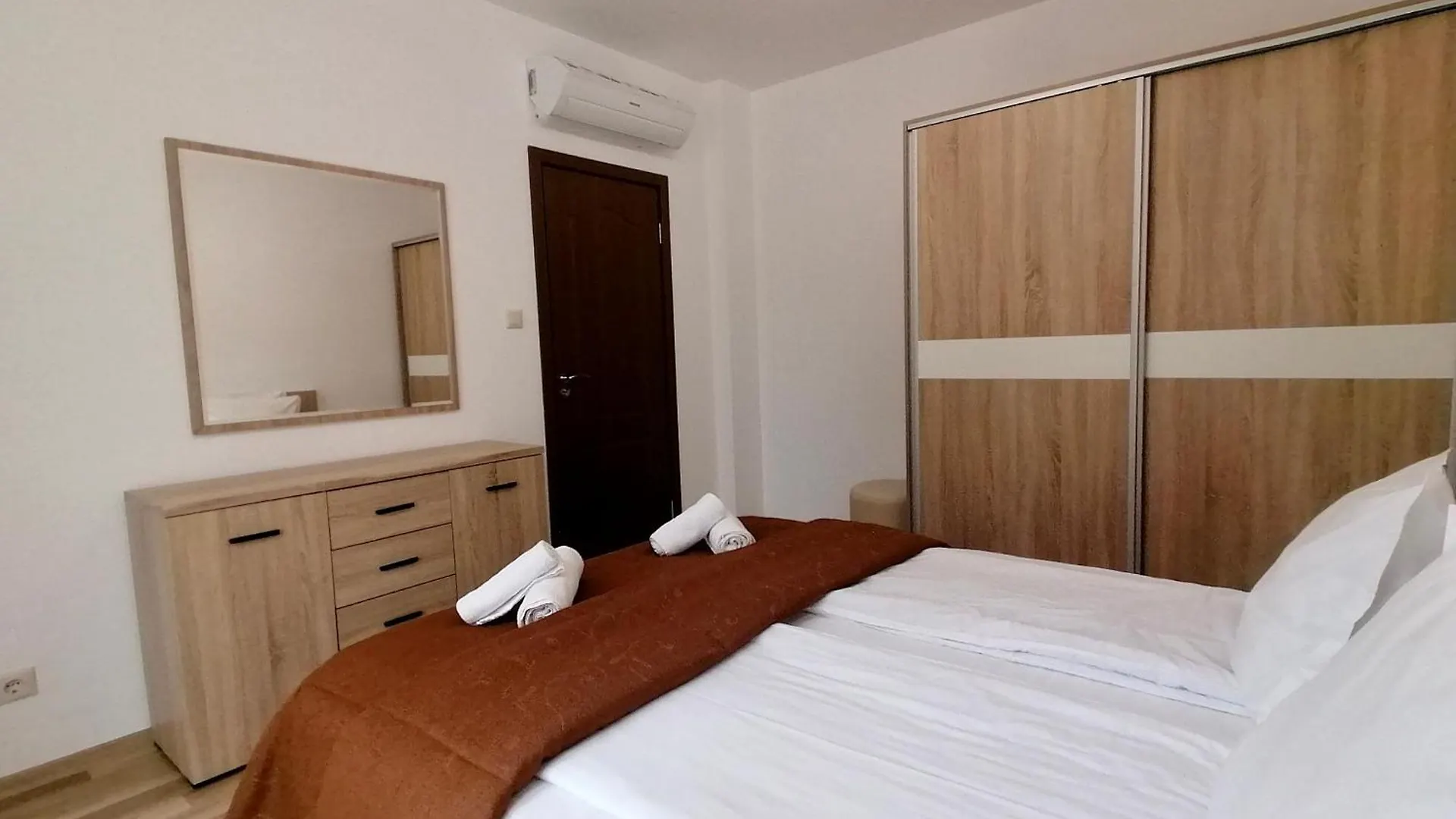 Cabacum Plaza Beach Apartments - High-Speed Wifi Golden Sands
