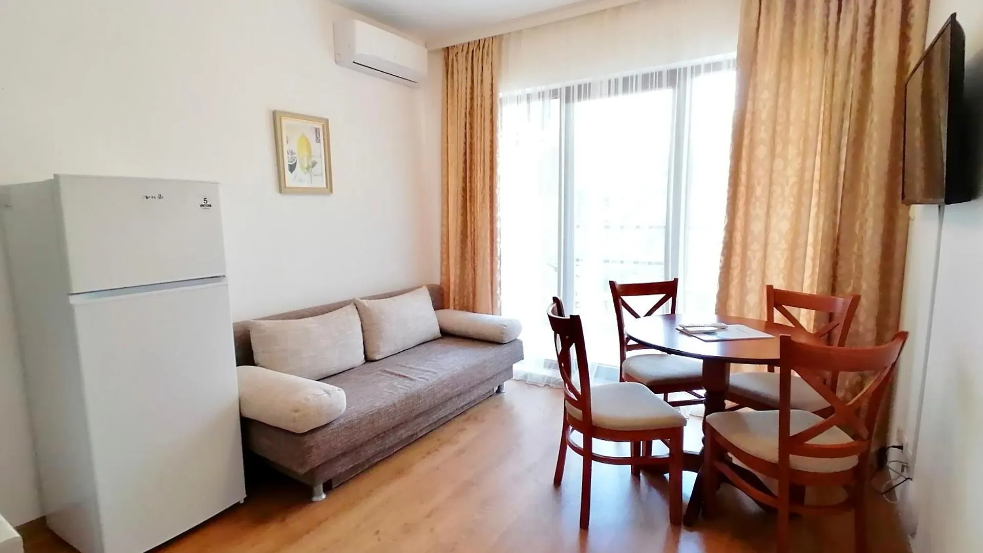 Cabacum Plaza Beach Apartments - High-Speed Wifi Golden Sands